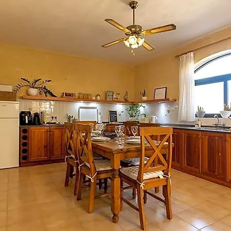 Pet Friendly Penthouse Rooftop Jacuzzi With Views ホテル Gozo