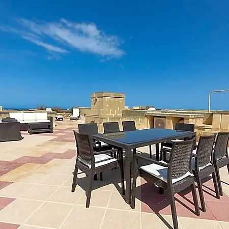 Pet Friendly Penthouse Rooftop Jacuzzi With Views ホテル Gozo