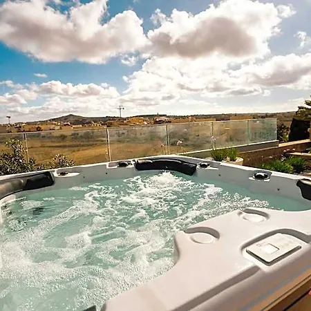 Pet Friendly Penthouse Rooftop Jacuzzi With Views ホテル Gozo