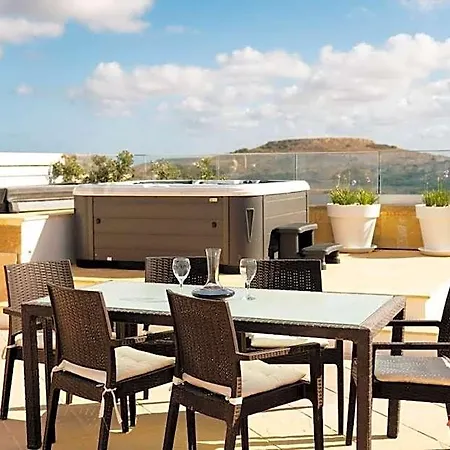ホテル Pet Friendly Penthouse Rooftop Jacuzzi With Views Gozo